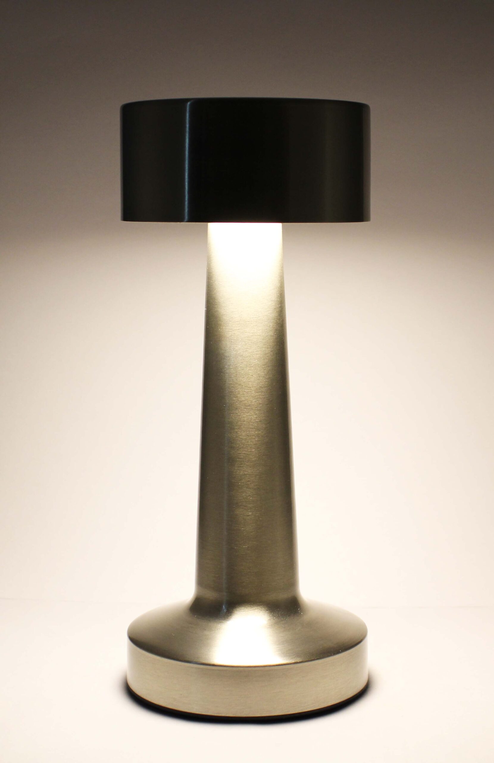 LUMINÁRIA SOLAR COM SENSOR DE PRESENÇA 63 LEDS SMD – CARREGAMENTO SOLAR